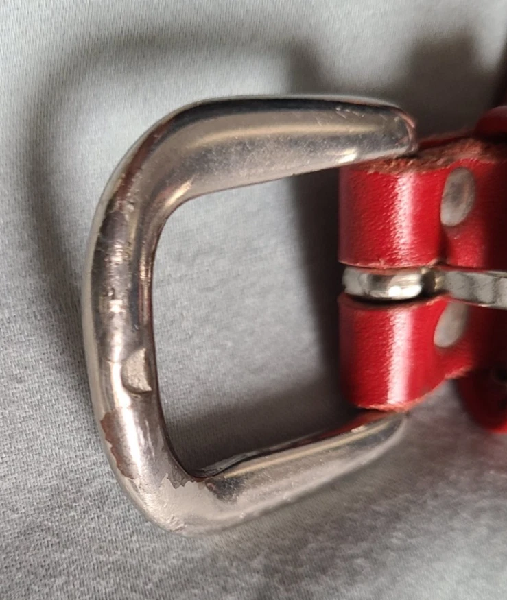 Cinturón de cuero rojo adornado con dijes tachonados, corazón estrella mosca pistola botas tigre Foto 3 de 4