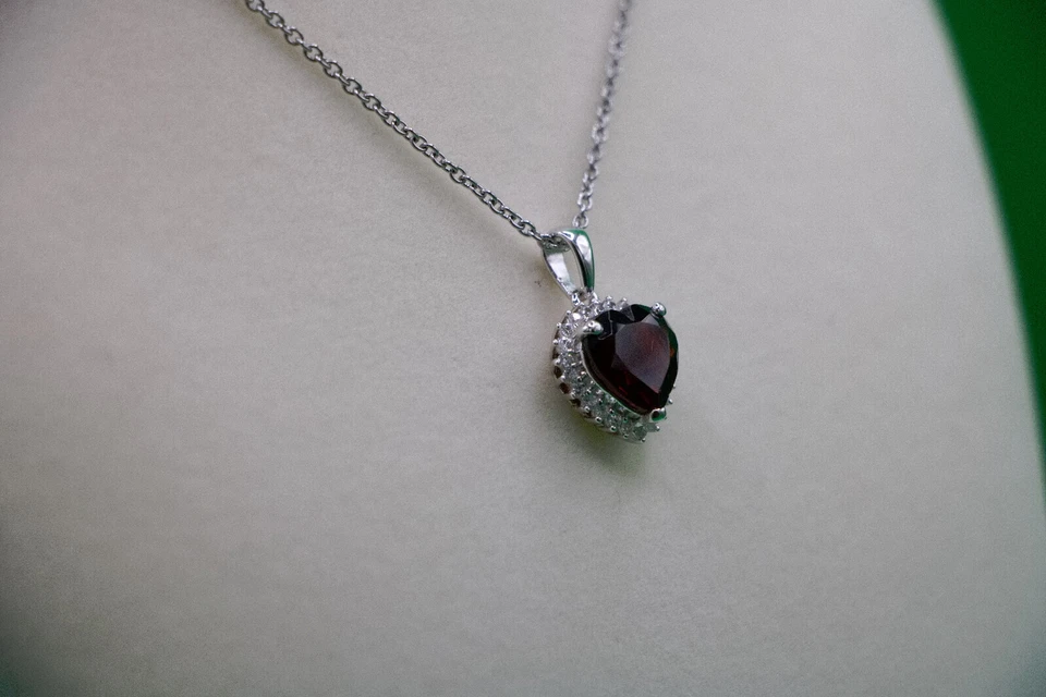 Anel de coração granada e zircão branco 8,20 ctw, pingente em ligação de platina com pescoço de 20" - Imagem 4 de 4