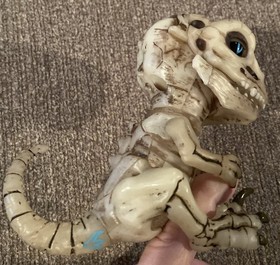 GLOOM WowWee Fingerlings Untamed Raptor Dinosaur T-Rex Bonehead Skeleton Glows!