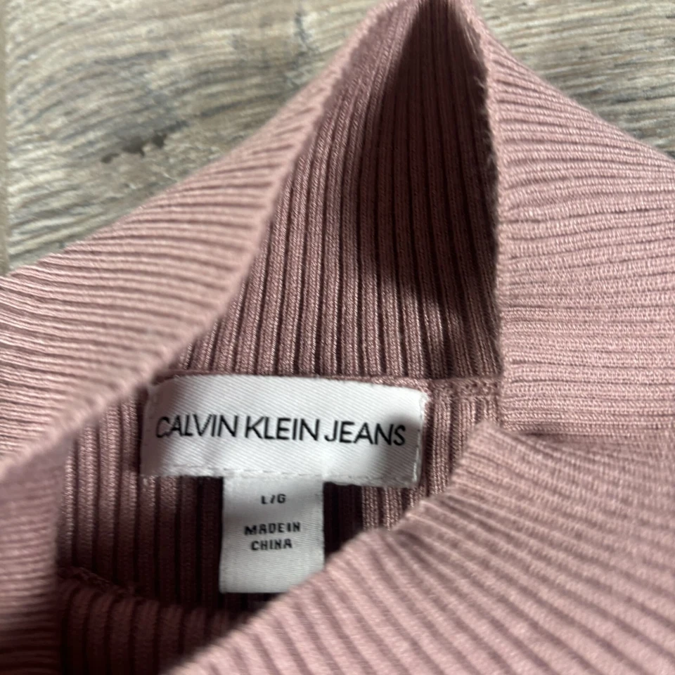 Lindo suéter grande de cuello alto rosa manga larga acanalado de Calvin Klein Jeans para mujer Foto 3 de 4