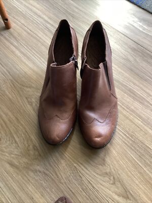 Born Womens Ankle Booties Brown Leather Side Zipper Almond Toe Wingtip 8.5 M/ 40