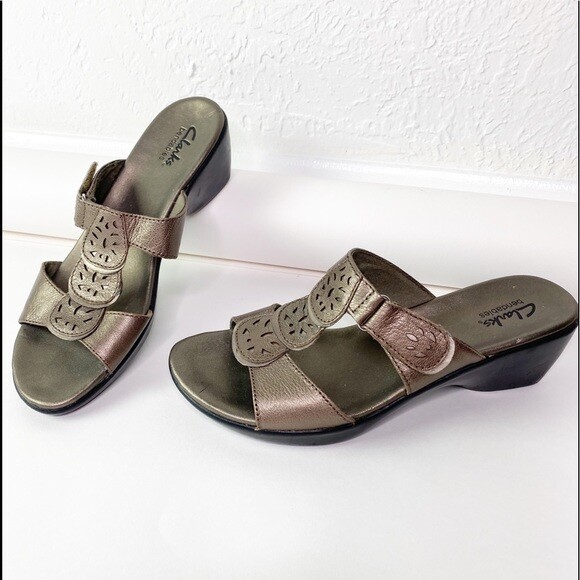 Clarks Bendables Dark Gold Metallic Sandals Slip On Shoes Wedge 7.5 Slides Tan | eBay
