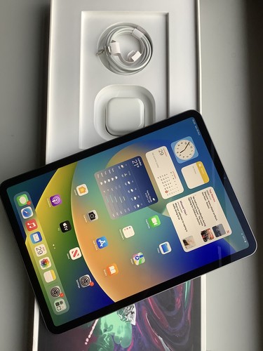 Apple iPad Pro 11” 512GB, Wi-Fi & LTE/4G unlocked - BOXED & GOOD CONDITION