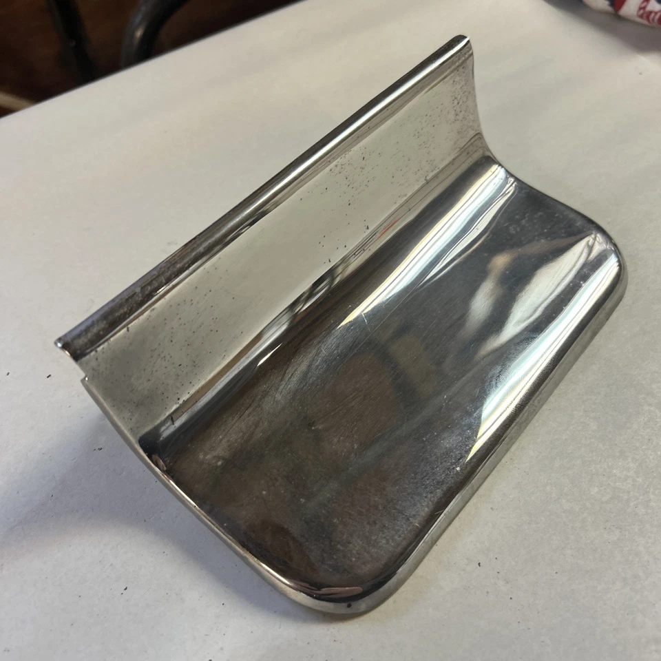 Dodge Phoenix 1960 parachoques trasero puerta de gasolina cromo buenos resortes media bisagra falta Foto 4 de 4