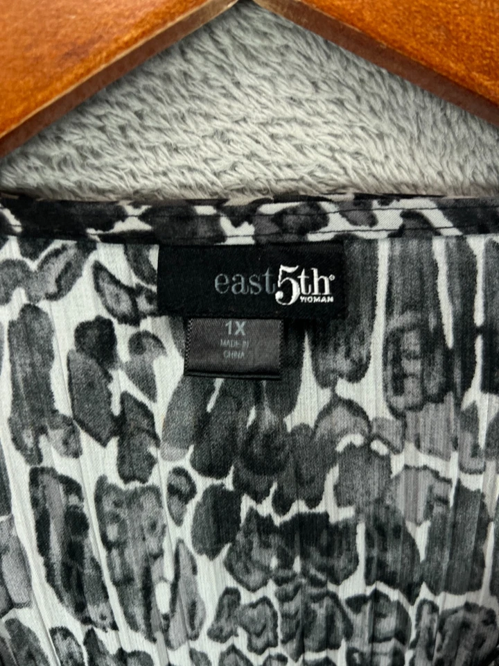 East 5th Mujer Plus Prendas para el torso 1X Camisa Gris Animal Plisado Volantes Blusa Manga Larga Foto 4 de 4