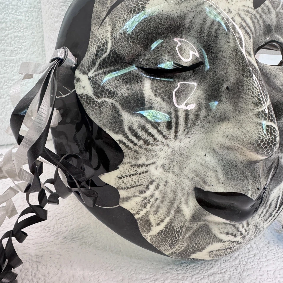 Máscara de cerámica única en blanco y negro - 7" - Oklahoma - guiño, patrón de encaje Foto 3 de 4