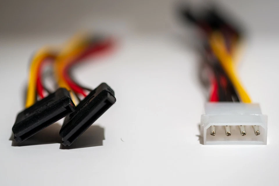 4 Pin Molex IDE männlich auf 2x 15 Pin S-ATA (SATA) weiblich Y-Stromadapter - Bild 2 von 4