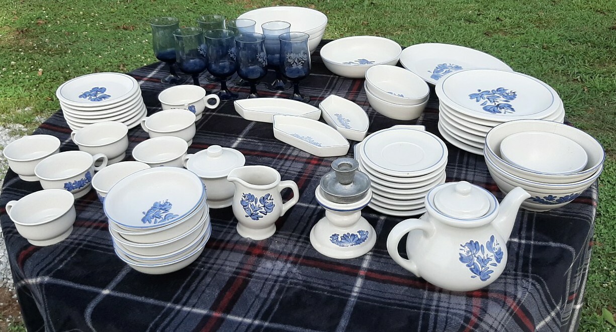 Image 01 - Huge Vintage 52 Piece Pfaltzgraff Yorktowne Blue Dishes - Excellent Condition 