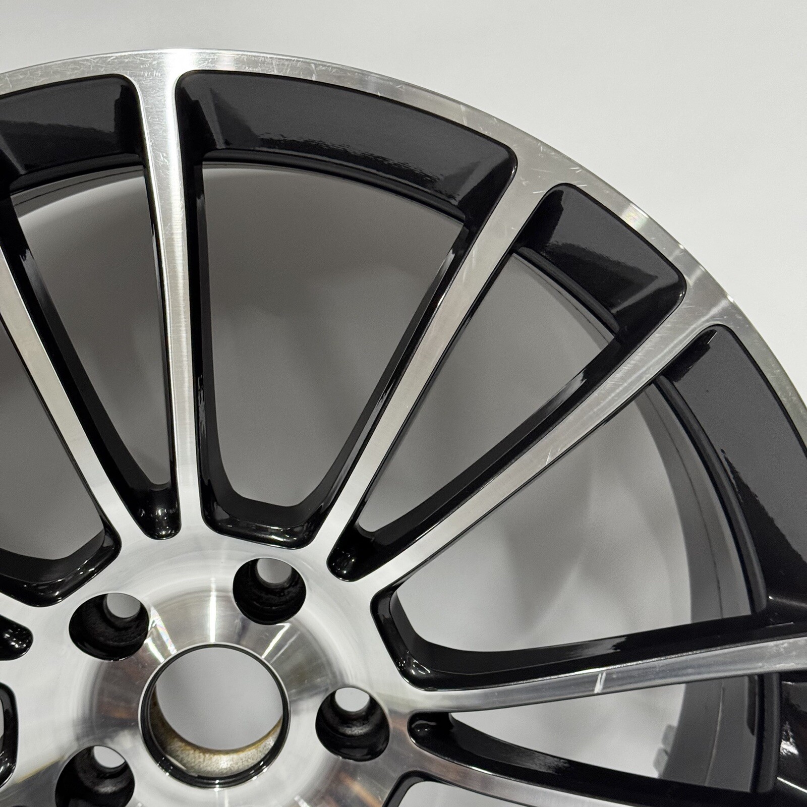 (1) McLaren 570S MACHINED BLACK FRONT Wheel 8JX19” P/N 13B0928CP OEM