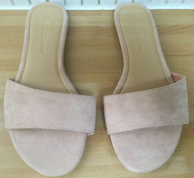 Wild Diva Sandalen Hausschuhe Kunst-Wildleder flache Schieber Damengröße 5,5 UK NEU beige