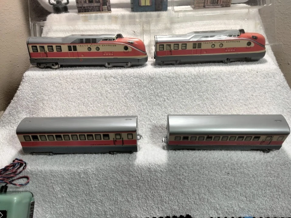 HO scale Distler Toy "Trans Europ Express" Diesel Locomotive Set (Track & Pack) - Image 3 of 4