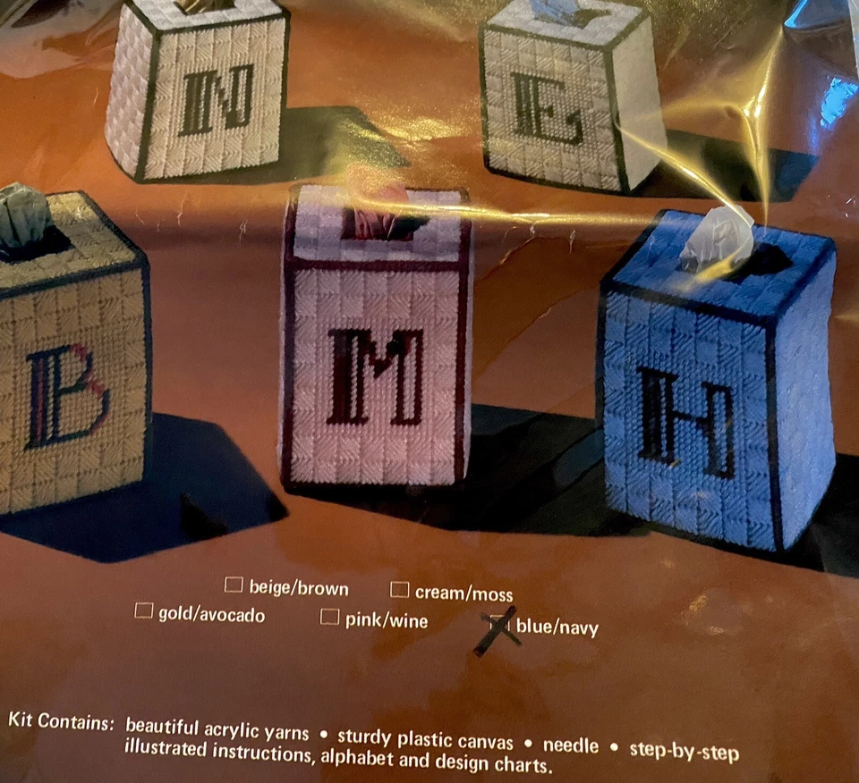 Kit de soporte de cubierta de pañuelo con monograma de punta de aguja Betts vintage sellado 491 azul/azul marino Foto 2 de 4