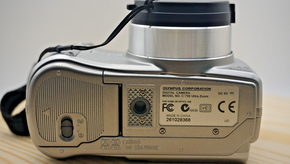 Olympus CAMEDIA C-750 Ultra Zoom 4.0MP Digital Camera - Silver