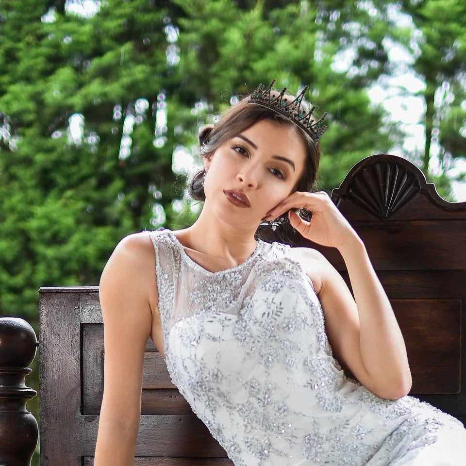 Corona de reina barroca: diademas de boda - tocado de novia de cristal con estrás Foto 3 de 4