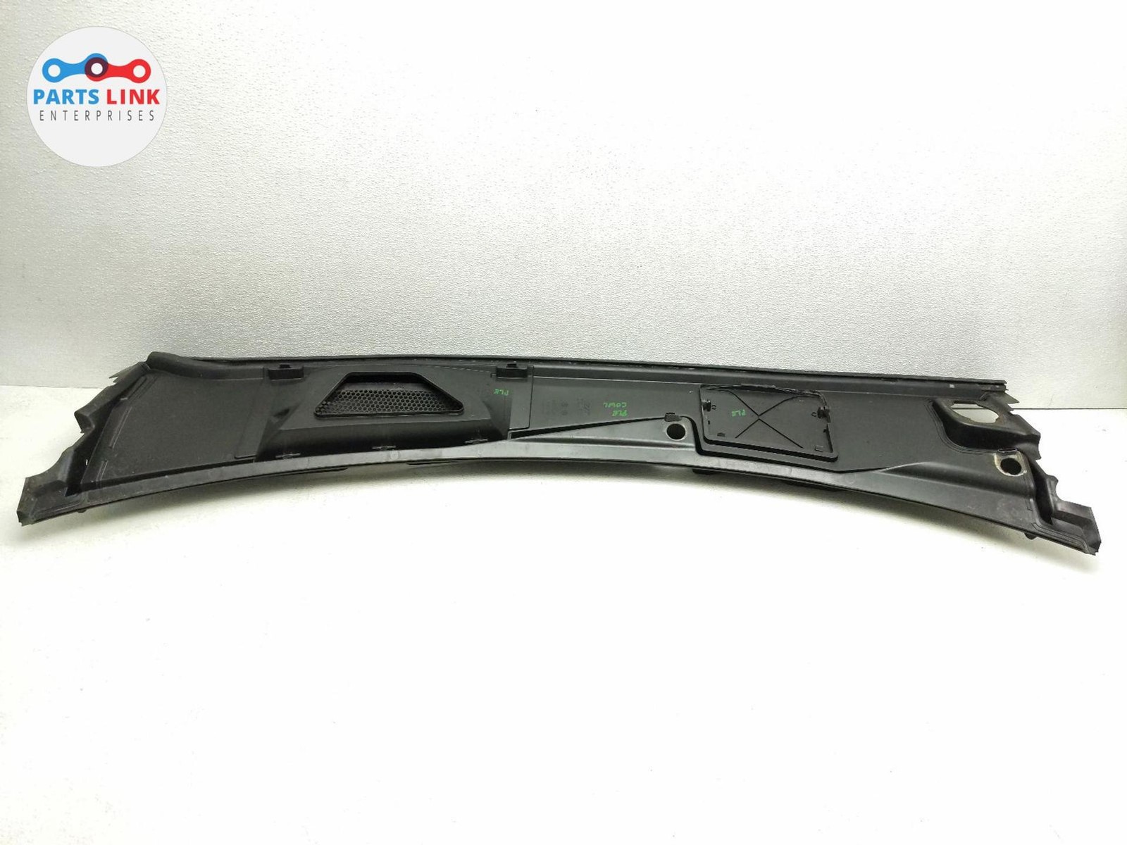 2016-20 BENTLEY BENTAYGA WINDSHIELD COWL GRILL VENT PANEL WIPER COVER GRILLE OEM
