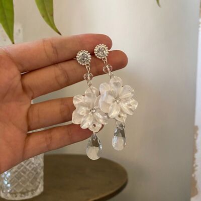 Flower Shell Crystal Earrings - Camellia French White Color Clip