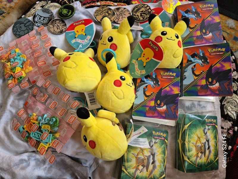 Pokemon Party Fun Bundle See Photos Construx. Key Rings, Coins, Binders New