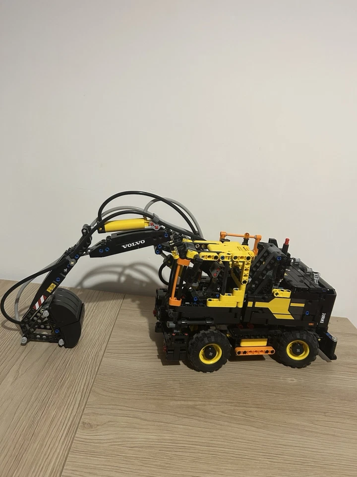 LEGO Technic 42114 6x6 Volvo Articulated Hauler, photo 1 sur 3