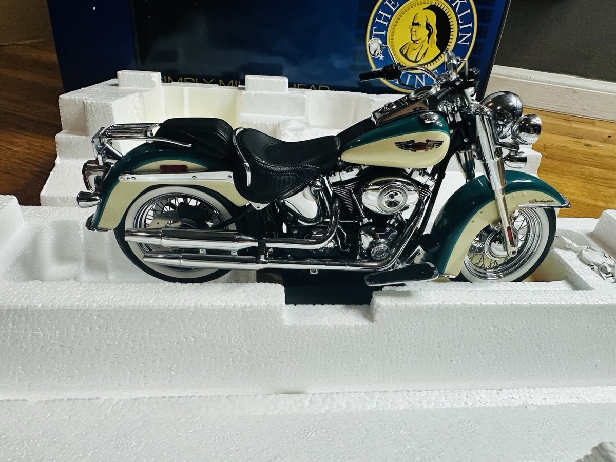 Franklin Mint Harley Davidson 2009 Softail Deluxe Green/white 1/10
