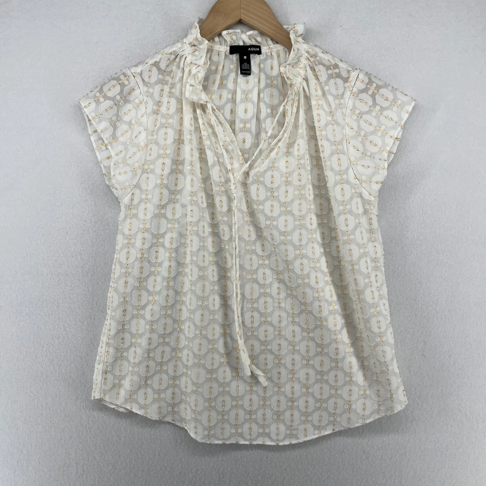 Blusa AQUA Top XS Jacquard Metálico Volantes Cuello Atado Geométrico Manga Gorra Blanca Foto 2 de 4