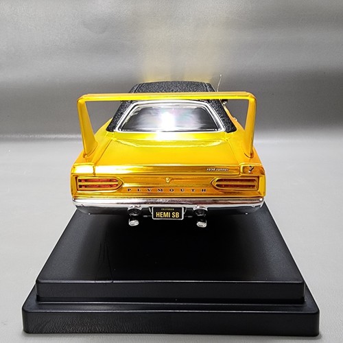Diecast Collectibles 1970 Plymouth 426 Hemi Superbird giallo cromato 1:18 pressofuso - Foto 15 di 24