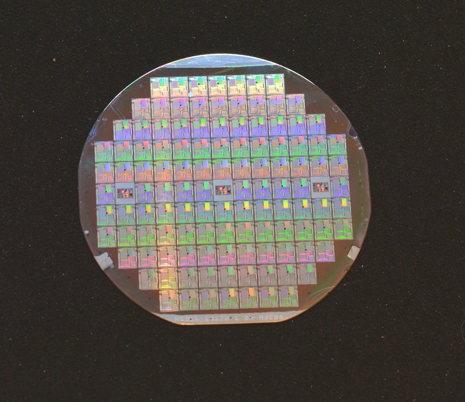 Histórica oblea de silicona de 4" de Rockwell International, microprocesadores hechos en EE. UU. Foto 2 de 4