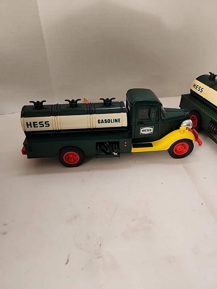 Camión cisterna de gasolina Hess 2 verde y amarillo 1980 camión vintage y camión bancario leer Foto 3 de 4