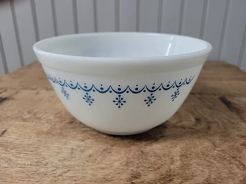 PYREX Snowflake Garland #402 Mixing Bowl Blue White 1 1/2 QT