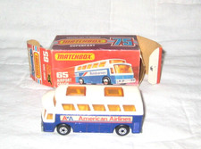Autobús del aeropuerto Matchbox #65 1977 sin usar, azul/crema American Airlines en caja original SF