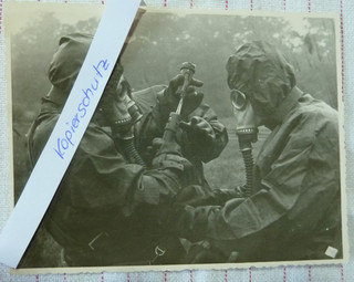 Foto ca. 1960 NVA MdI Kampfgruppe Vollschutz Gasmaske DDR 13 x 10 cm