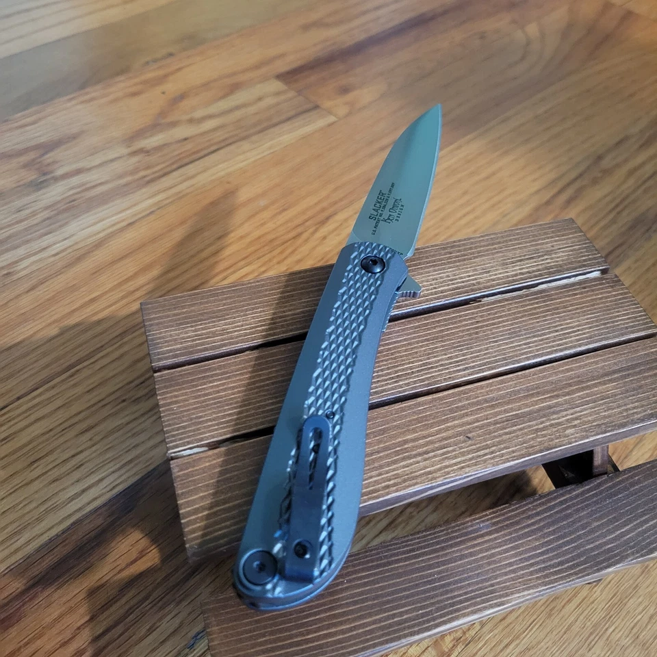 CRKT Slacker 洋葱拖鞋刀 3.324 英寸缎面滴点刀片,灰色铝 — 第 3/4 张图片