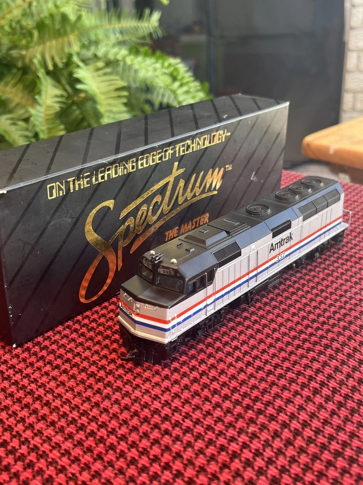HO scale Bachmann Spectrum 87020 AMTRAK F40PH Phase III Diesel Locomotive #332 - Image 2 of 4