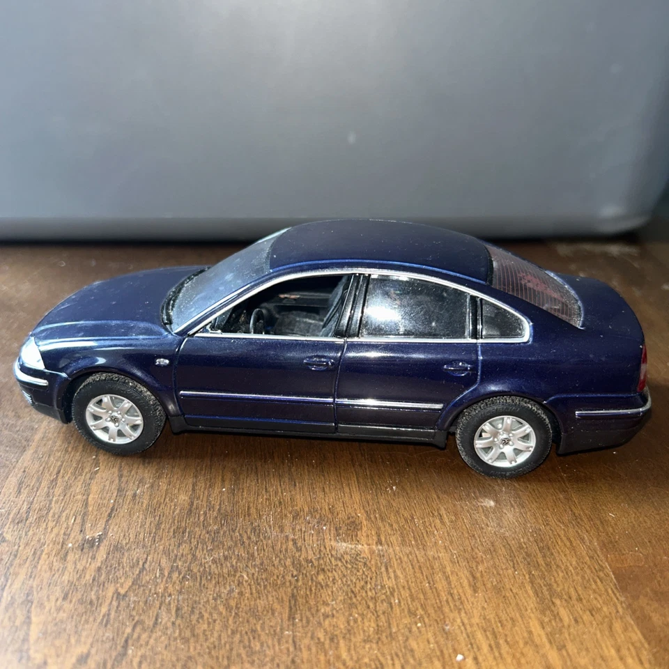 Volkswagen Passat 2001 sedán Welly escala 1:18 azul coche diecast suelto Foto 2 de 4