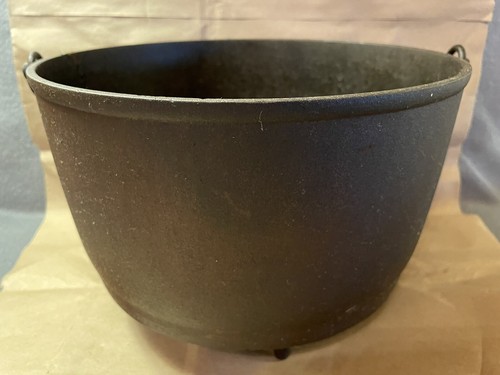 #8 Cast Iron Cauldron Kettle Bean Pot 3 Legged Footed Bail Handle 7" Tall 9.75"W - Imagen 14 de 24