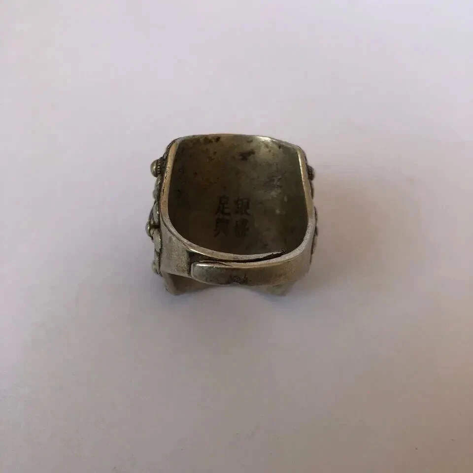 Anillos antiguos chinos retro hechos artesanales antiguos tibetanos con incrustaciones anillo de jade blanco Foto 4 de 4