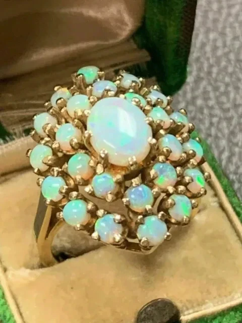 Anillo de compromiso con racimo de ópalo de fuego natural corte ovalado de 3,80 quilates enchapado en oro amarillo de 14 quilates Foto 2 de 4