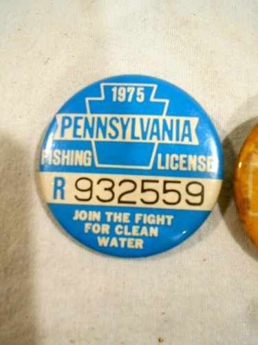 2-Distintivi vintage licenza di pesca Pennsylvania 1956 e 1975 - Foto 2 di 4