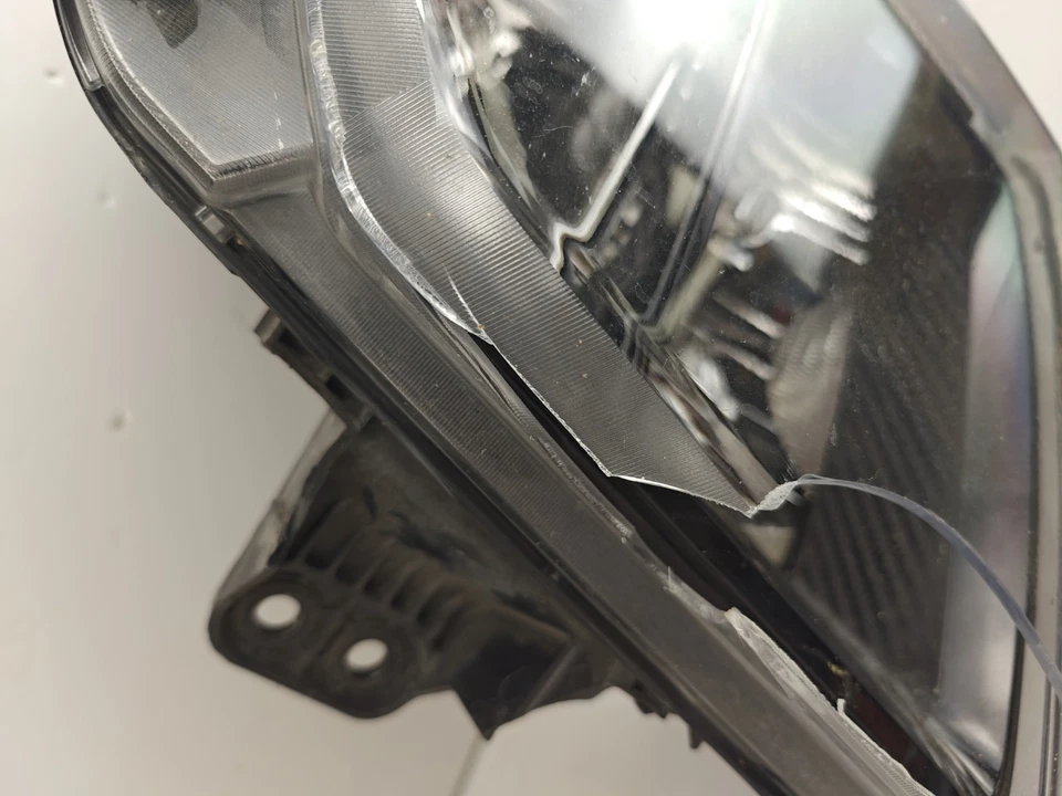 2020-2025 Chevrolet Silverado 2500 3500 HD Halogen Right Headlight OEM 87818246 - Image 3 of 4