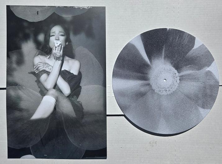 ARIANA GRANDE PETAL LISTENING PARTY EXCLUSIVE SLIP MAT AND POSTER!