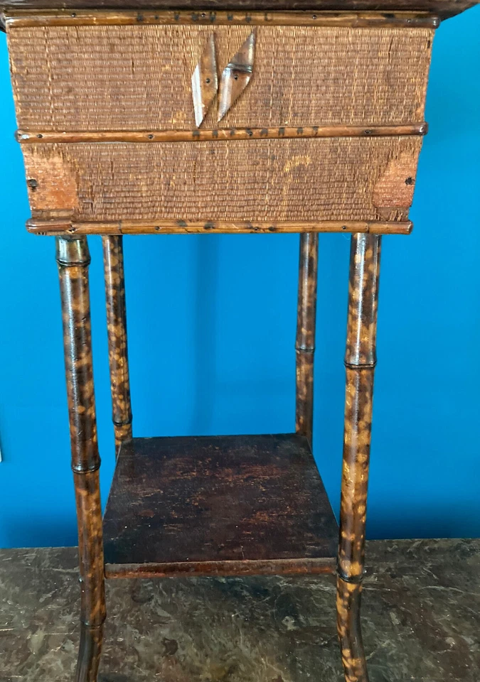 Caja de costura vintage de bambú y mimbre con soporte de mesa auxiliar Foto 3 de 4
