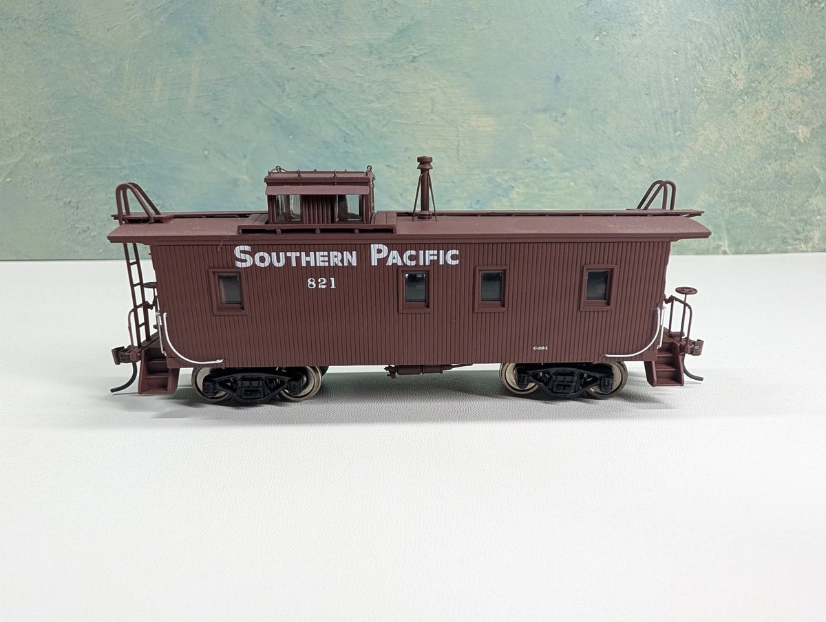 Walthers 932-7613 HO Scale C-30-1 Wood Caboose Southern Pacific