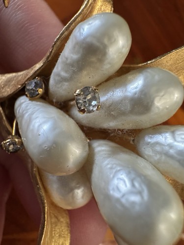 HUGE VINTAGE KRAMER PIN BROOCH FAUX BAROQUE PEARL FLOWERS LEAVES 1960s - Picture 11 of 15