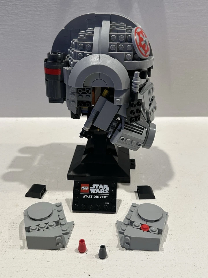 LEGO Star Wars: AT-AT Driver Helmet (75429) - Image 4 of 4