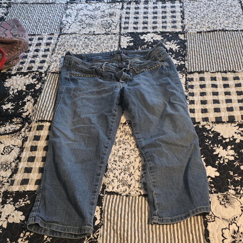 Fragile Women’s Juniors Blue Solid Denim Capri Jeans w/ Logo Accents Size 11