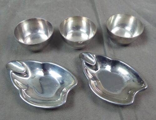THREE CUPS Felix Brothers, and two English metal ashtrays. - Picture 1 of 8