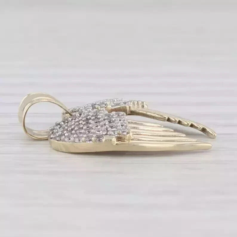 Colgante de ala de ángel de diamantes de corte redondo de 2 quilates enchapado en oro amarillo de 14 quilates Foto 2 de 3