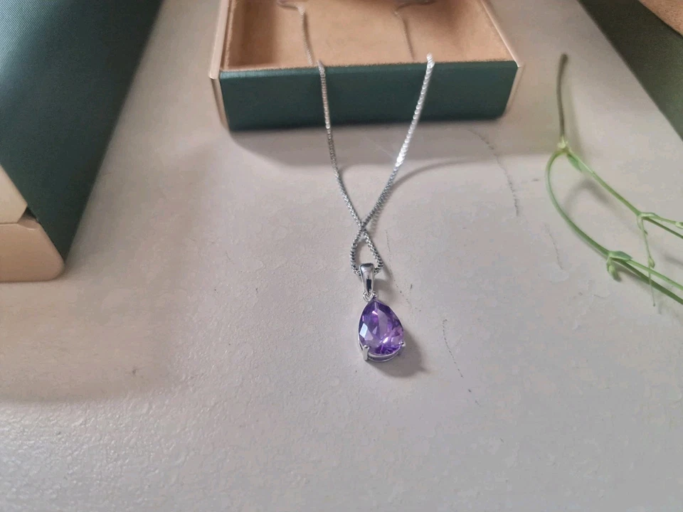 Lujoso colgante de corte pera con acabado de oro blanco con rica piedra preciosa de ciruela púrpura Foto 4 de 4