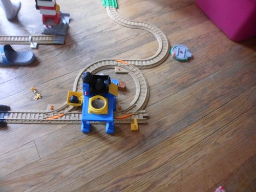 44 Fisher Price Assort Geo Trax Bldgs,Tracks (tan & Gray) Mountain tunnels sign - Picture 2 of 5