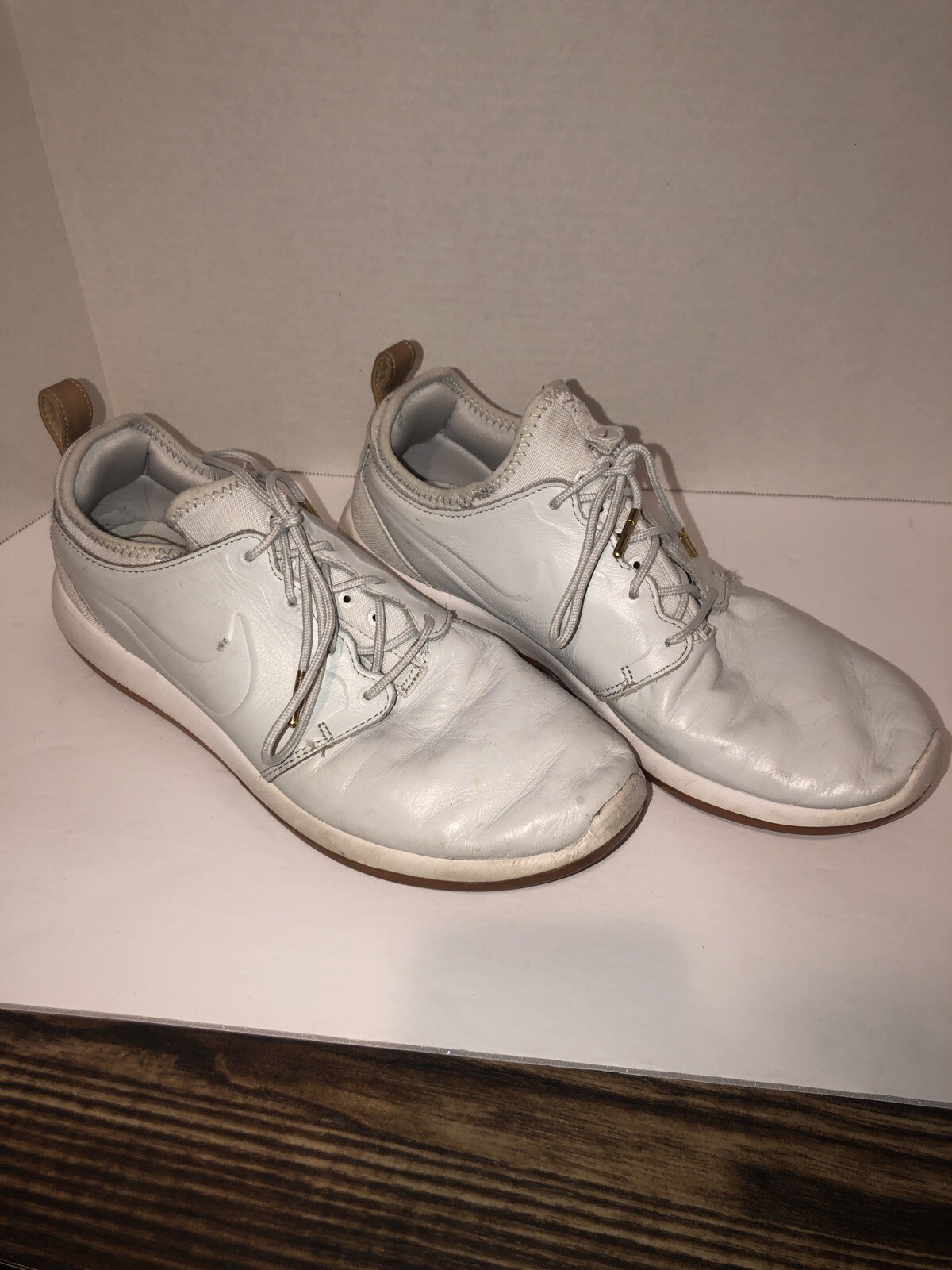 white leather roshe