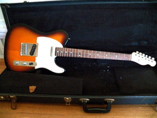 Squier by Fender Telecaster Affinity Series 2015 con custodia vintage usurata da strada
